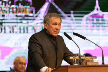 Президент Татарстана поздравил команду «КАМАЗ-Мастер» с победой на ралли «Дакар-2022».