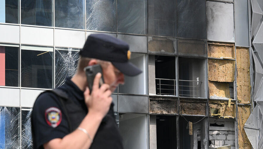 Повреждён фасад башни на 21-м этаже.