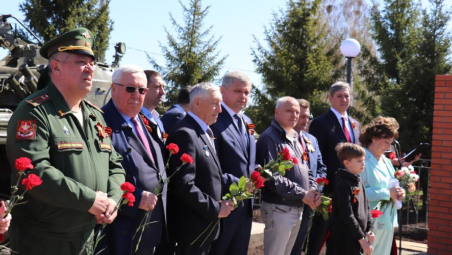 Бюст выполнил скульптор Николай Кондрашкин.