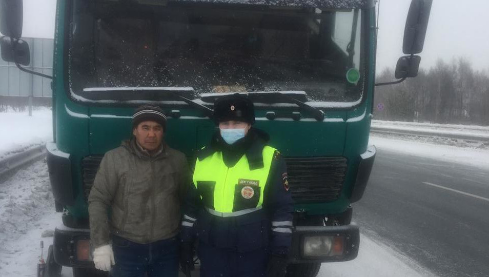 на 802 км автодороги Москва – Уфа М7 «Волга» у водителя из Казахстана сломался двигатель.