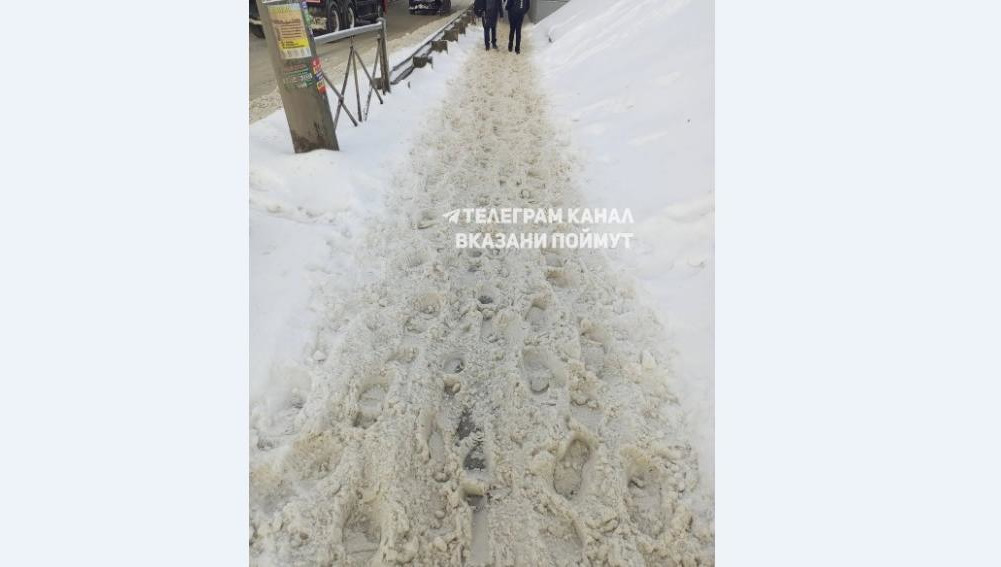 Пешеходы вынуждены идти через небольшие сугробы