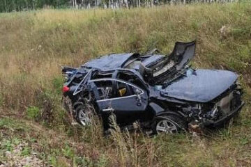 Экс-зампред суда автограда разогнался на Hyundai IX55 и вылетел в кювет. Погибла его пассажирка - стоматолог Юлия Баженова.