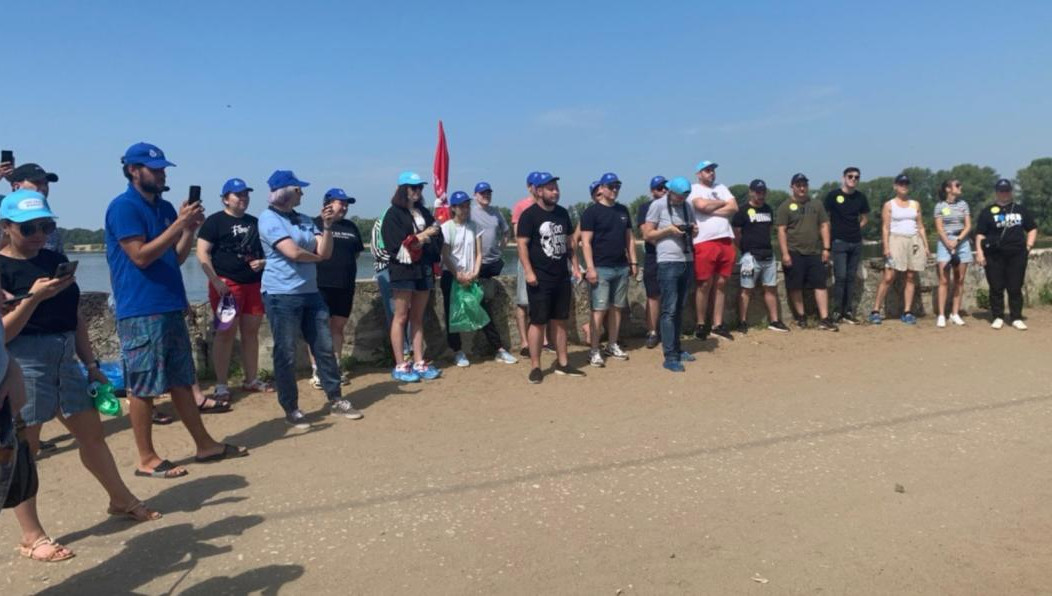 Волонтеры собрали 140 килограммов мусора.