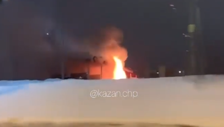 Огонь заметили водители проезжающих мимо машин.
