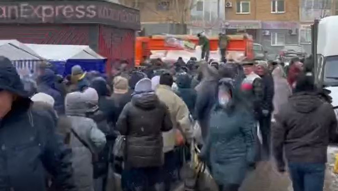 В среднем горожане стояли по два часа.