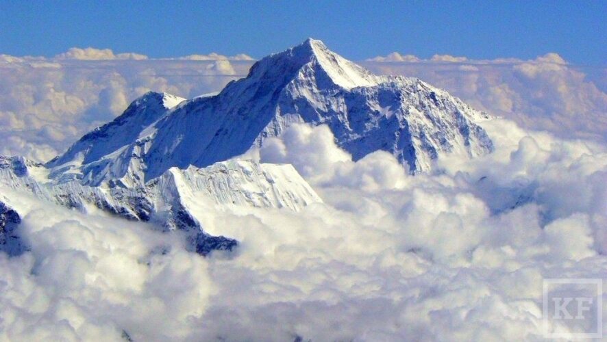 29 мая 1953 года новозеландцем Эдмундом Хиллари и шерпом Норгеем Тенцингом была впервые покорена высочайшая вершина Гималаев и мира – Джомолунгма (Сагарматха