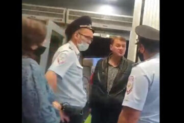 В Шереметьево буйного пассажира встречала полиция.