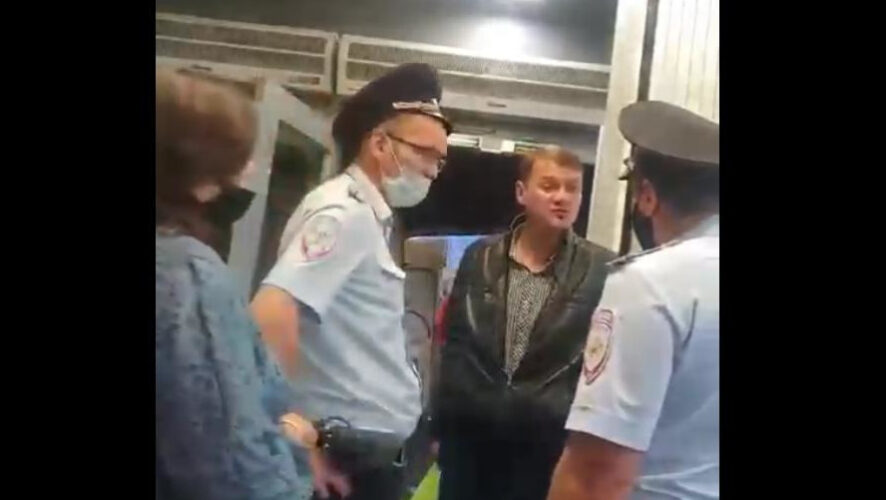 В Шереметьево буйного пассажира встречала полиция.