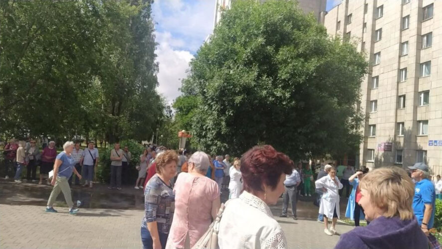 Пациентов из реанимации вывезли на каталках.