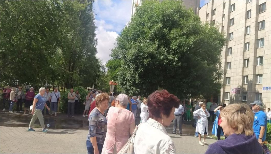 Пациентов из реанимации вывезли на каталках.