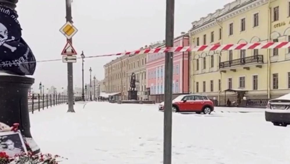 У места памяти погибшему в результате взрыва граждане возложили красные гвоздики.