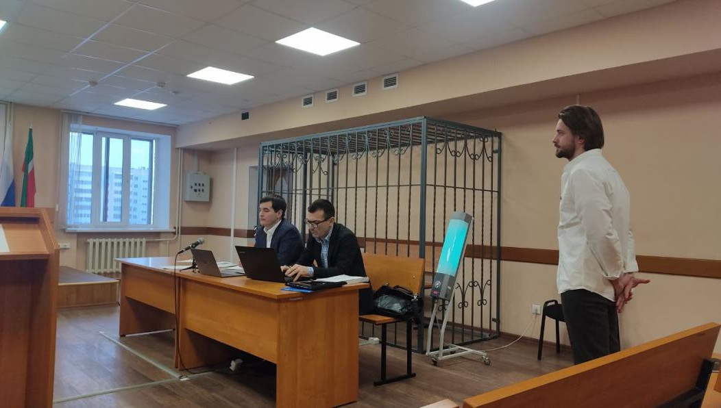 Потерпевший на заседание вновь не явился