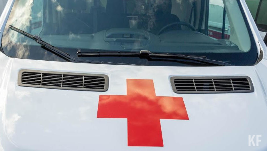 После аварии туристы разбили лобовое стекло