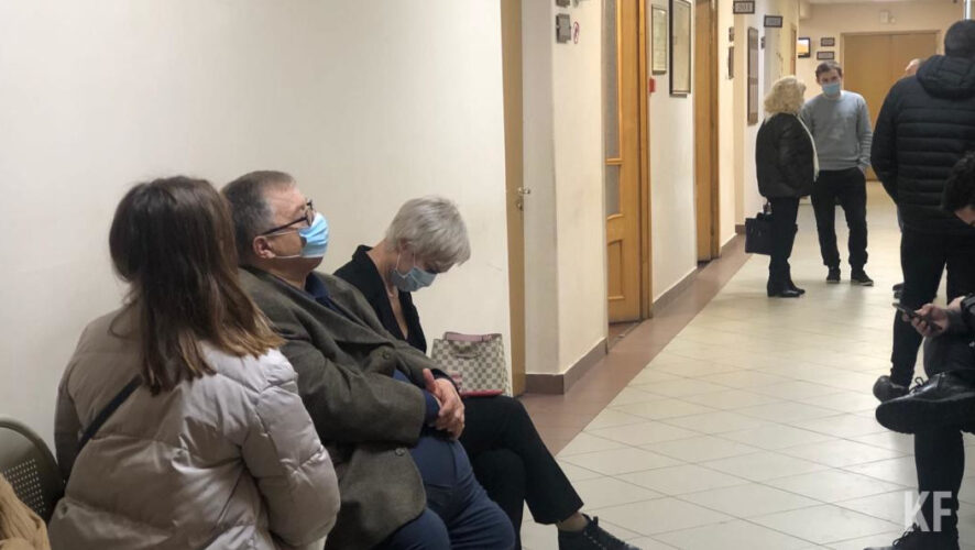 Он обвиняется в злоупотреблении должностными полномочиями и препятствованию предпринимательской деятельности.