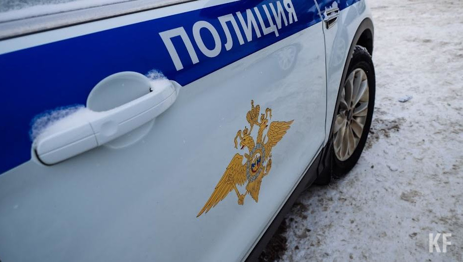 Девочки забрались к мужчине в квартиру.