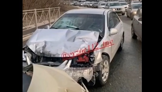 В аварию попали сразу три иномарки.