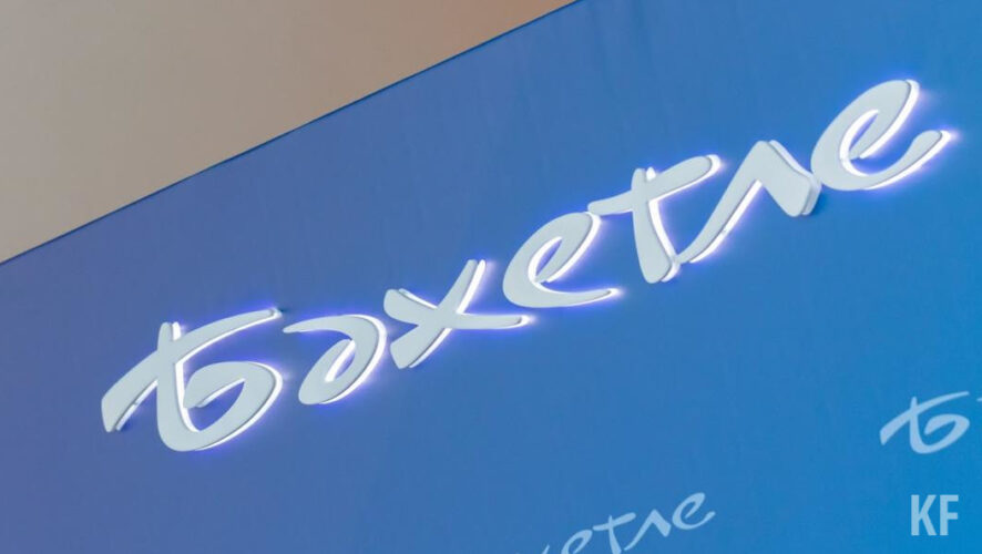 Его площадь составляет 2