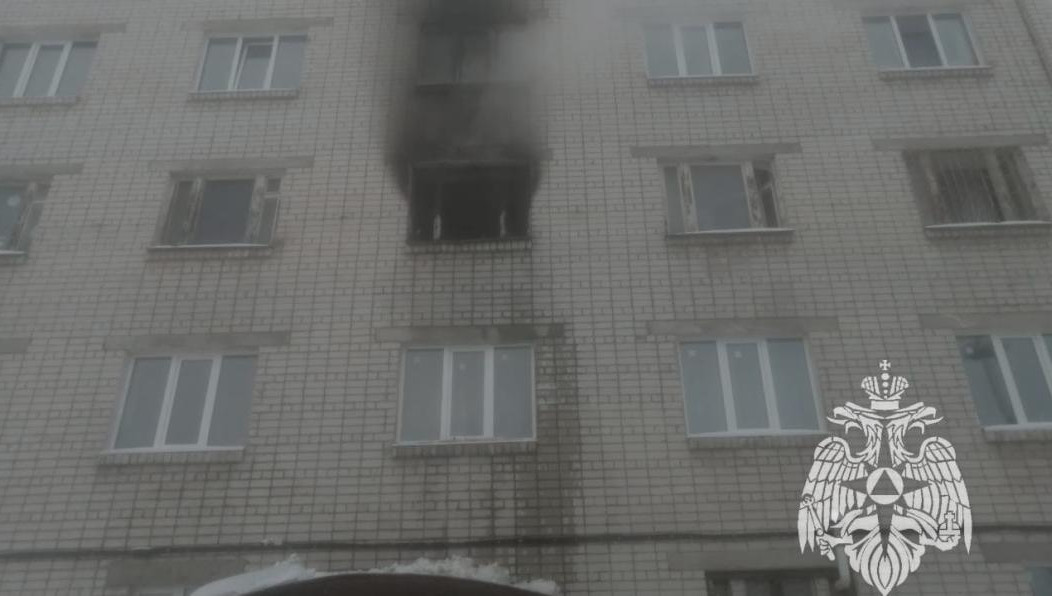 До прибытия бригады пожарных люди эвакуировались сами.