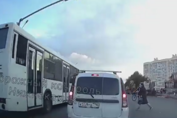 Автобус не уступил дорогу пешеходам.