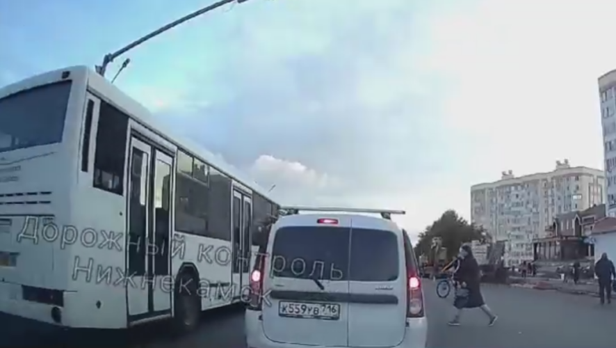 Автобус не уступил дорогу пешеходам.