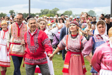 Президент Татарстана и его коллега из Чувашии водили хоровод на празднике Уяв.
