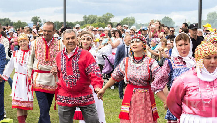 Президент Татарстана и его коллега из Чувашии водили хоровод на празднике Уяв.