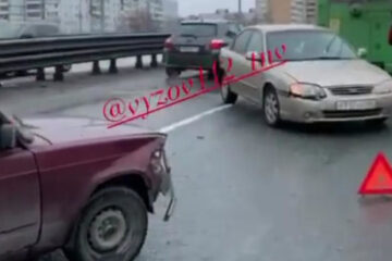 Водитель «Жигулей» на мосту через улицу Амирхана решил погонять.
