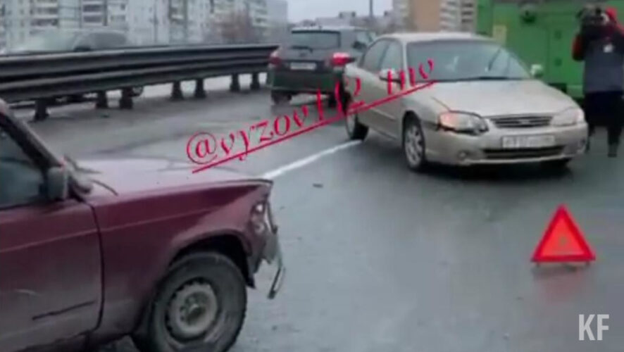 Водитель &laquo;Жигулей&raquo; на мосту через улицу Амирхана решил погонять.