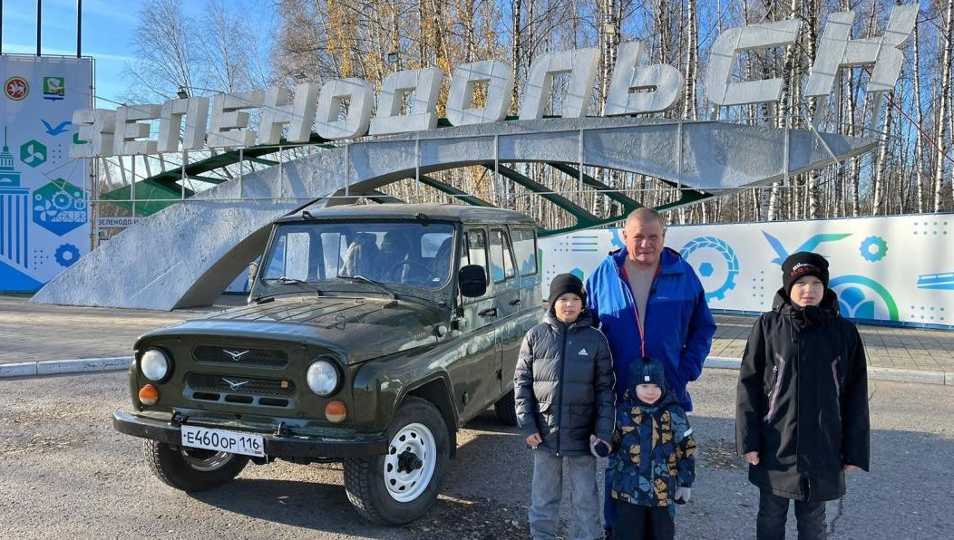 Семья Кудряшовых решила купить и подарить нашим бойцам грузовик.