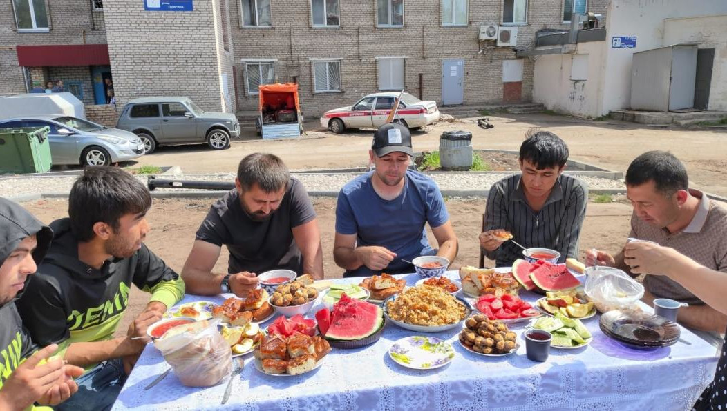 Жильцы таким образом поблагодарили рабочих за труд.