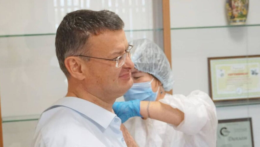 Одними из первых прививку сделают медработники