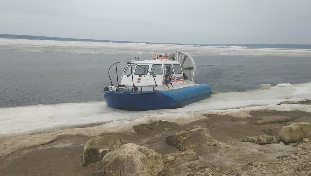 Они не могли дойти до берега из-за промоин.