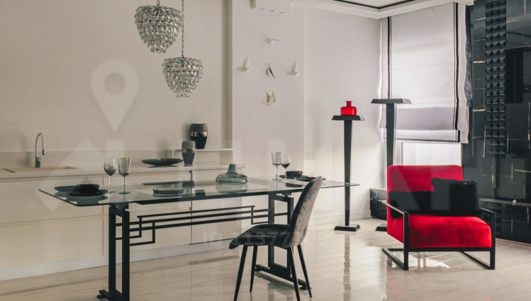 Квартира расположена в жилом комплексе «Барселона» на Петербургской.