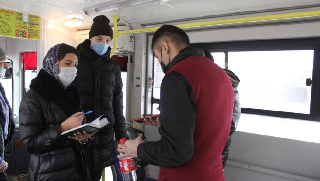 Обработку проводят ежедневно после окончания смены вечером и перед выпуском подвижного состава утром.