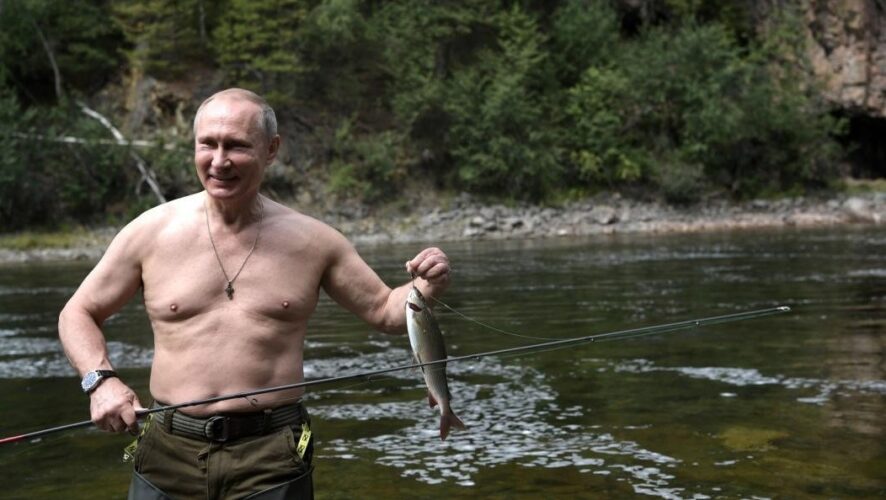 Президент России Владимир Путин абсолютно здоров и «может дать фору многим». Об этом заявил пресс-секретарь главы государства Дмитрий Песков