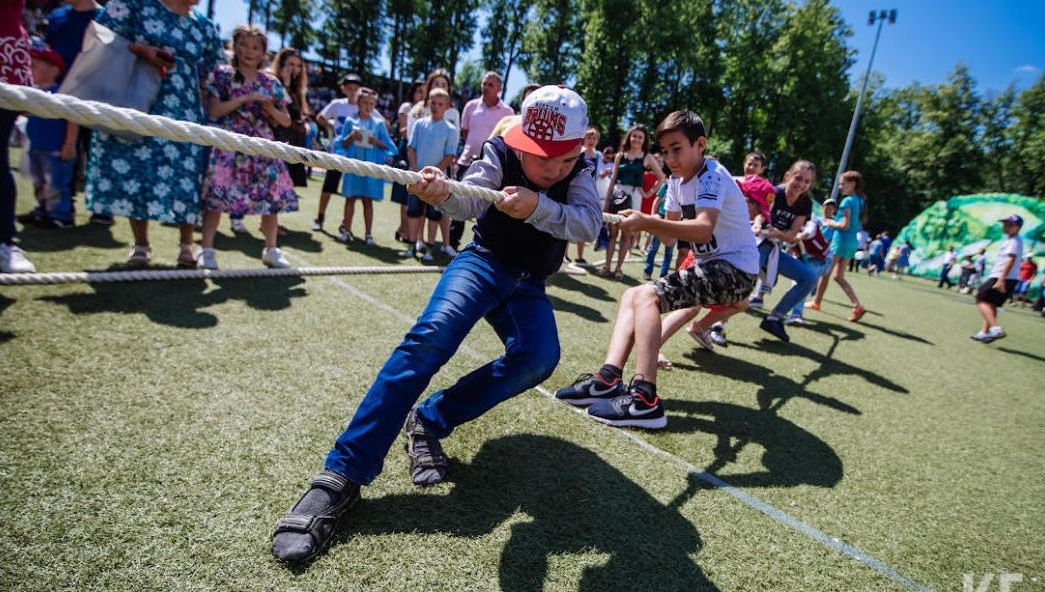 В Татарстане в самом разгаре «лагерная» пора. Редакция KazanFirst решила взглянуть на детский отдых с другой стороны