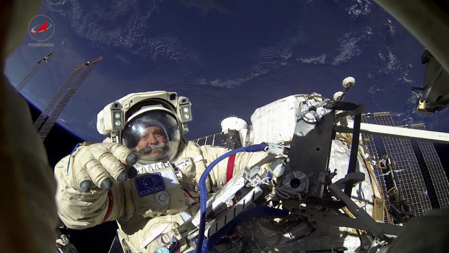 на которой российские космонавты Фёдор Юрчихин и Сергей Рязанский выходят в открытый космос с борта международной космической станции