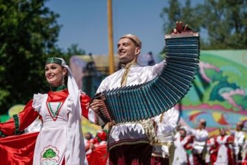 В столице Татарстана прошел самый зрелищный татарский национальный праздник. В этом году его гостями стали и футбольные болельщики