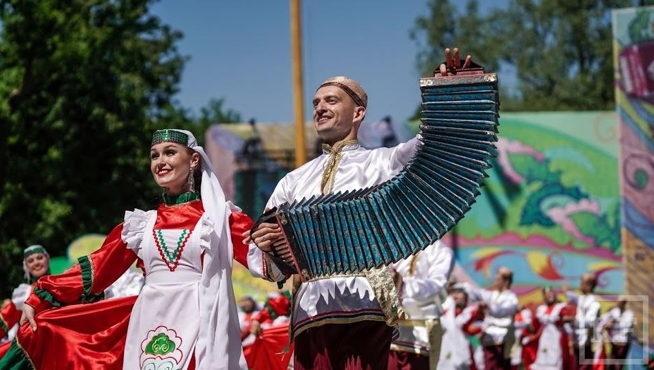 В столице Татарстана прошел самый зрелищный татарский национальный праздник. В этом году его гостями стали и футбольные болельщики
