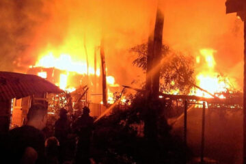 Огнем полностью уничтожило пять домов и бани.