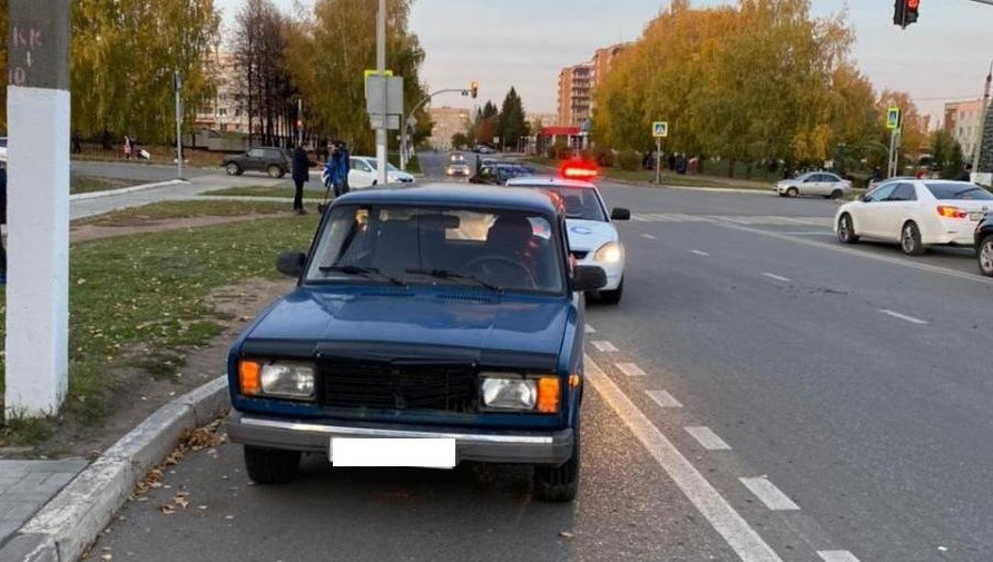 Мальчик пытался перейти дорогу на запрещающий сигнал светофора.