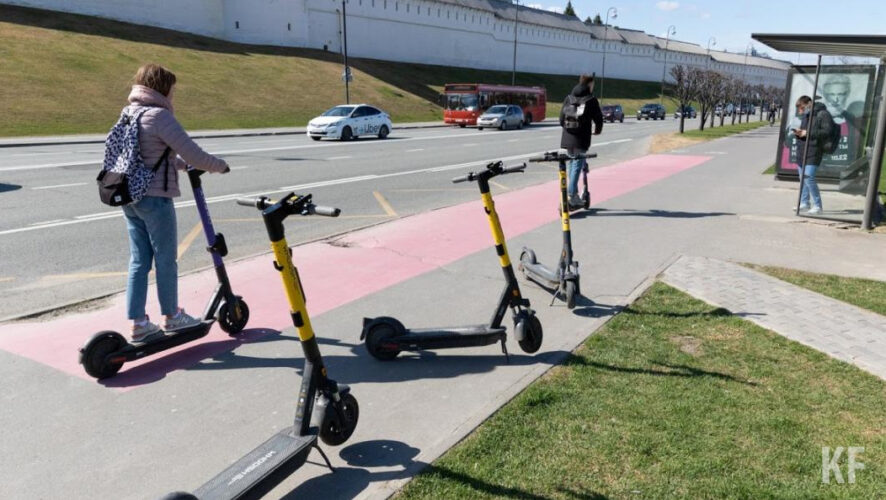 Также самокатчикам хотят предложить передвигаться только на&nbsp;специально выделенных полосах.