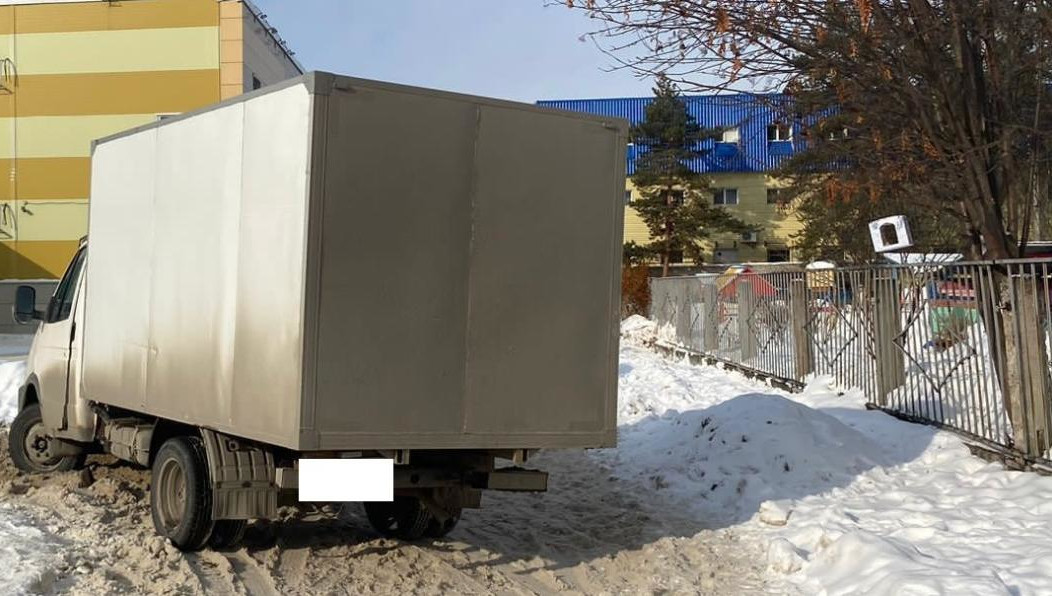 Аварии случились с разницей в 40 минут в соседних дворах.