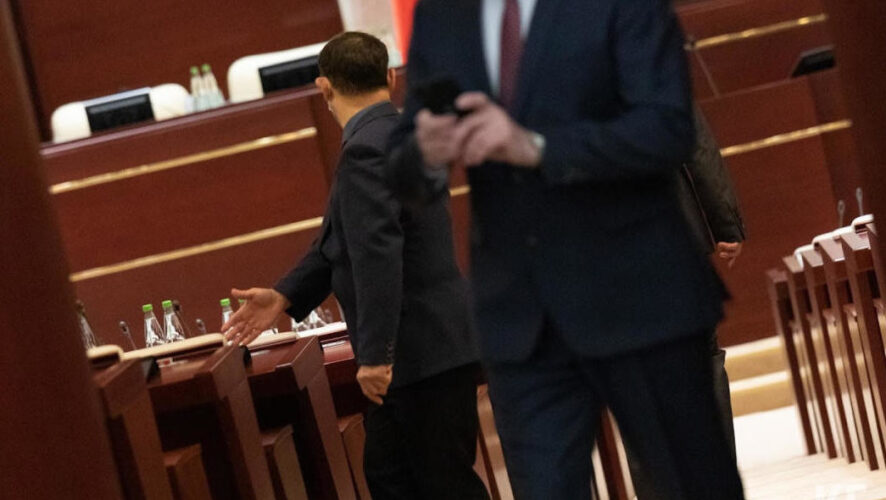 Предлагается увеличить предельный срок лишения права занимать определенные должности или заниматься той или иной деятельностью с 20 лет до пожизненного срока.