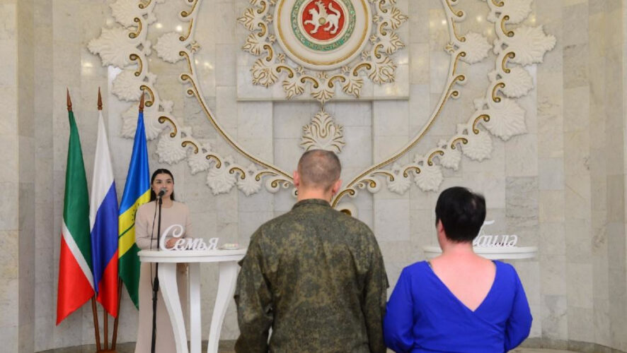 Двое ребят приехали в город на один день из Казани.