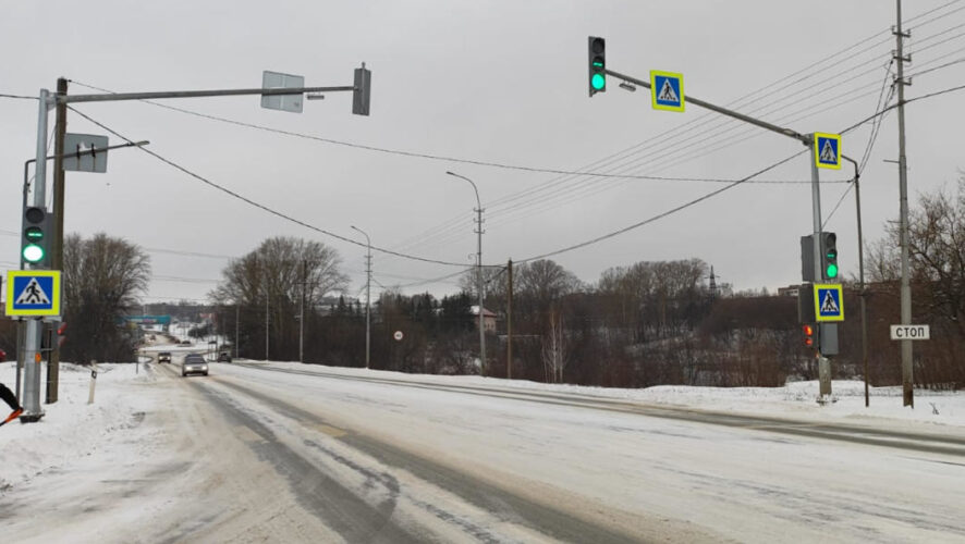 Через 15 секунд после нажатия на кнопку для пешехода включается зеленый.