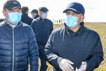 Президент Татарстана посетил зерноток и цех по переработке молока.