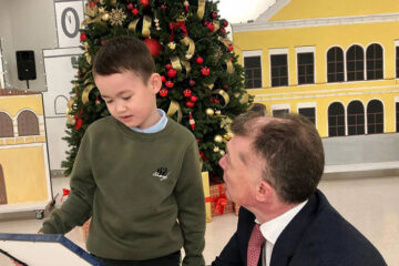 Депутат Госдумы России Максим Топилин вручил ребенку сертификат на поездку и книги о космосе.