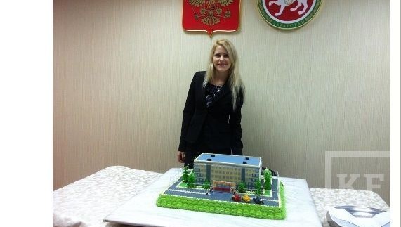 Заместитель министра юстиции Татарстана Надежда Рагозина выложила в своём микроблоге Twitter фотографии огромного торта в виде здания
