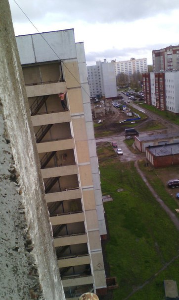 Житель Нижнекамска пытался выброситься с 9 этажа из-за проблем с работой